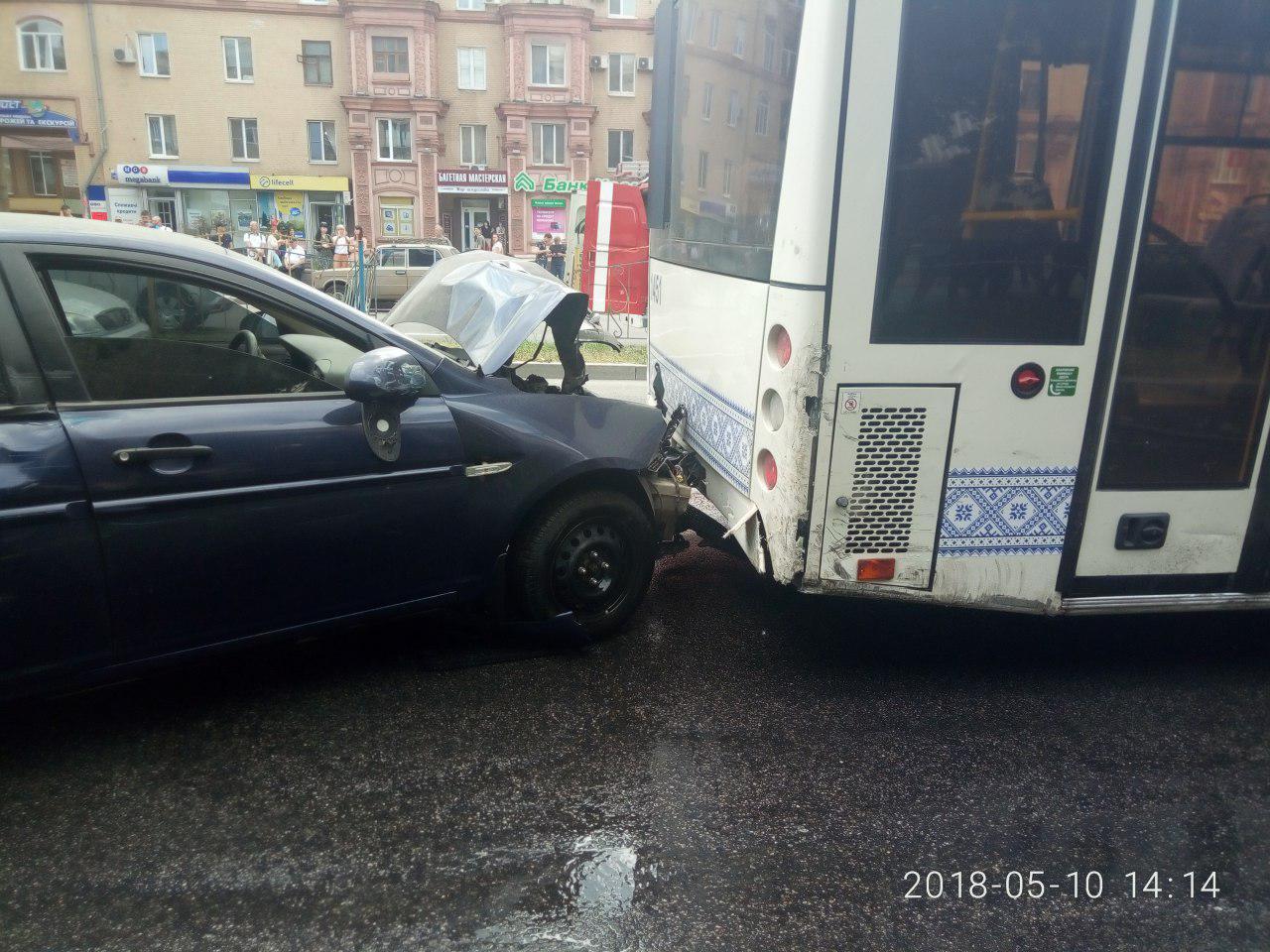 Спасатели рассказали, как ликвидировали последствия ДТП с Lexus в Запорожье (ФОТО)