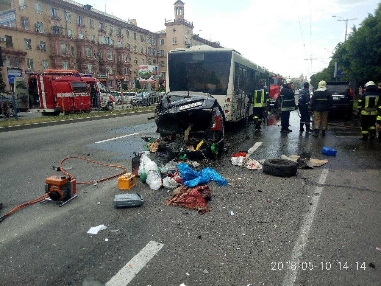 Спасатели рассказали, как ликвидировали последствия ДТП с Lexus в Запорожье (ФОТО)