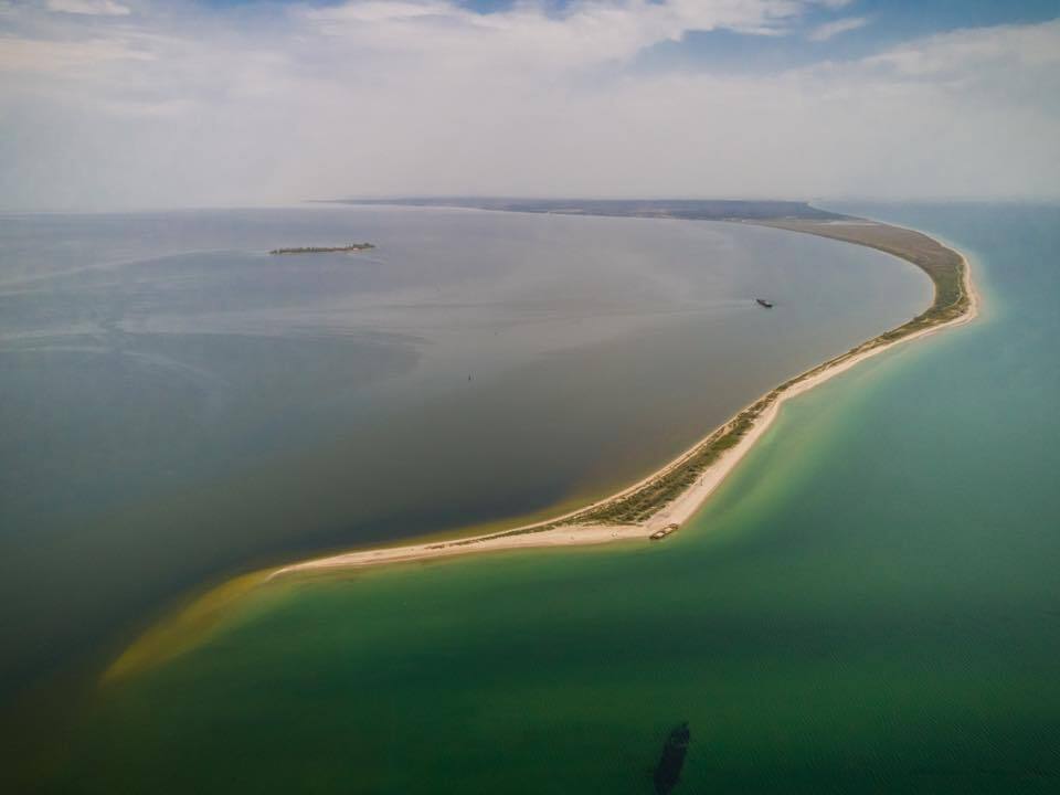 У мережі показали дивовижні фото коси, що розділяє Чорне море та лиман