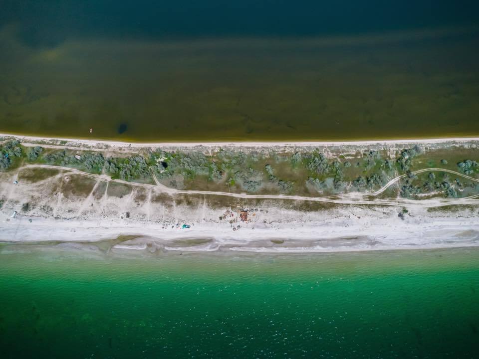 В сети показали удивительные фото косы, разделяющей Черное море и лиман