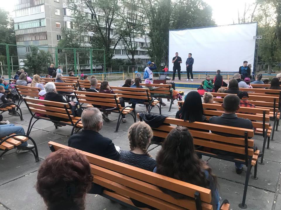 В Киеве во дворе дома заработал кинотеатр под открытым небом