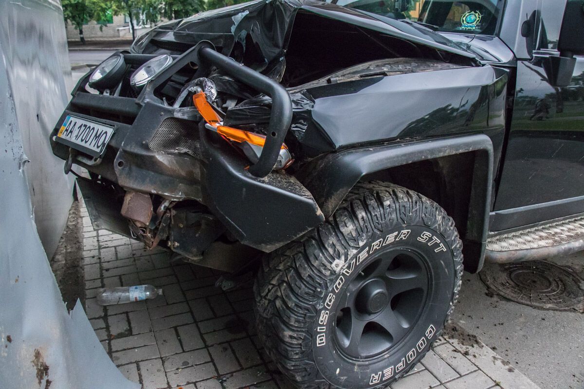 В Киеве пьяный водитель на внедорожнике влетел в ТРЦ