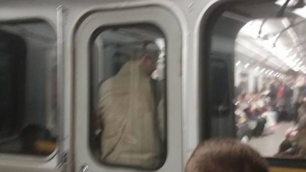 "Люди были в шоке": в киевском метро экстремал устроил переполох ради селфи