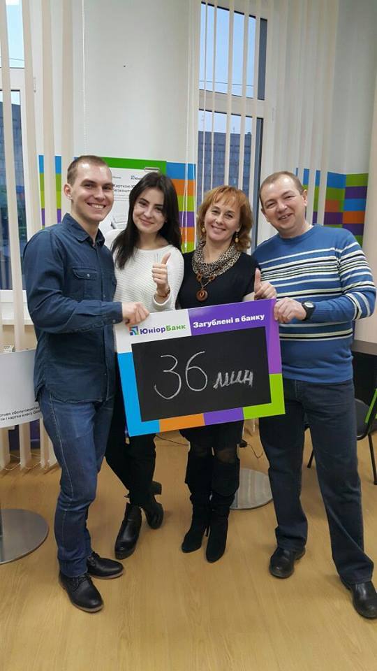 Это фото с Сашей и Ксенией (они слева) Светлана подписала: "у счастья есть большой минус - конец"
