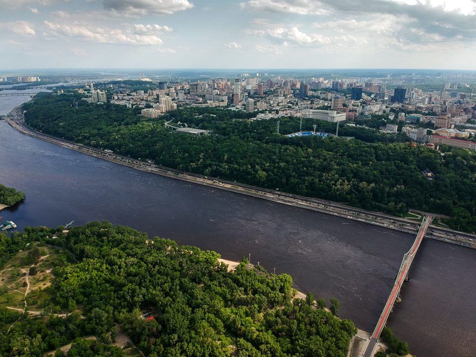 Зелений острів у центрі Києва: неймовірні фото з висоти пташиного польоту