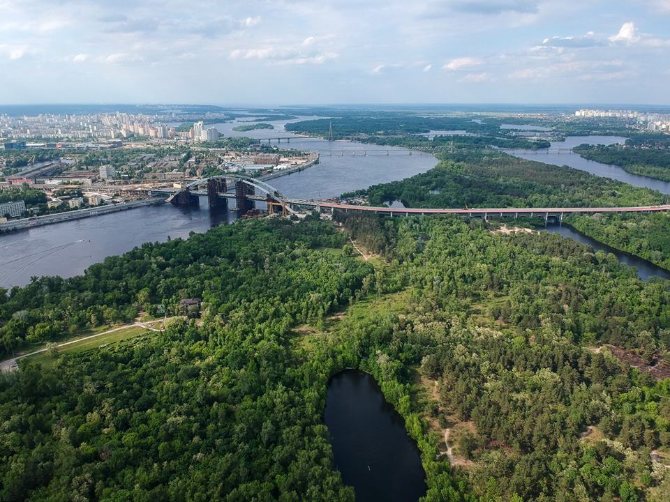 Зелений острів у центрі Києва: неймовірні фото з висоти пташиного польоту