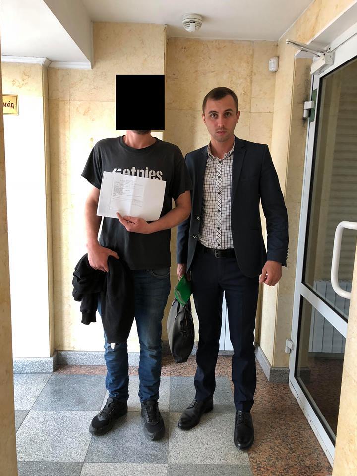 Артем (зліва) разом з адвокатом Дмитром Кострюковим після суда 16 травня