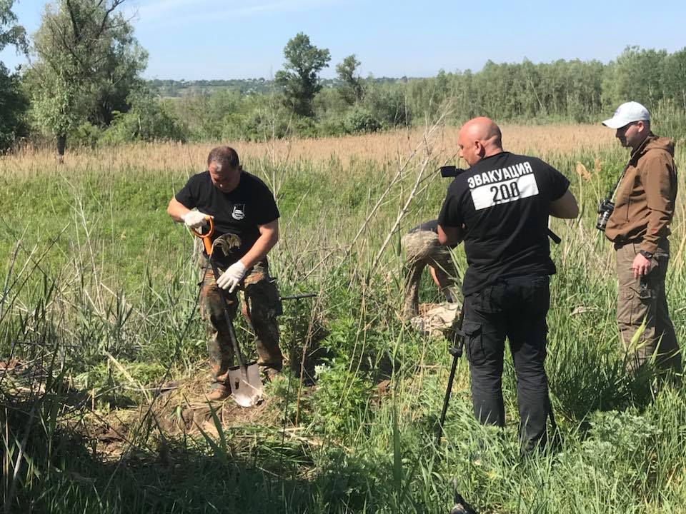 "Руки трясуться": під Дніпром розкопали речі загиблих в Іловайському котлі АТОшників