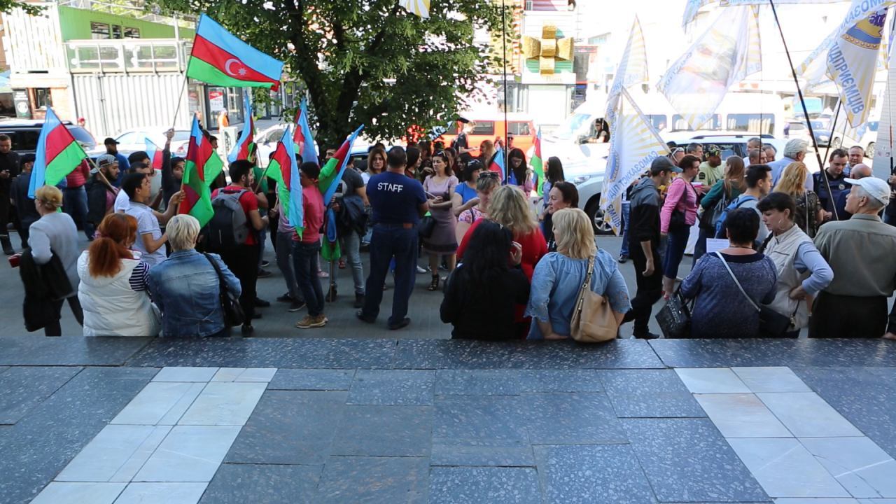 В Днепре азербайджанская община вышла на протест