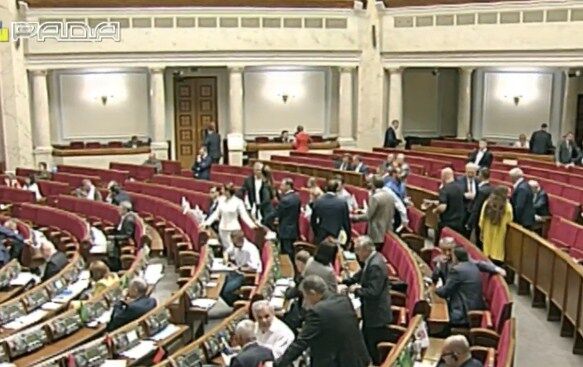 Невидимые избранники: на заседании Рады недосчитались более 200 депутатов