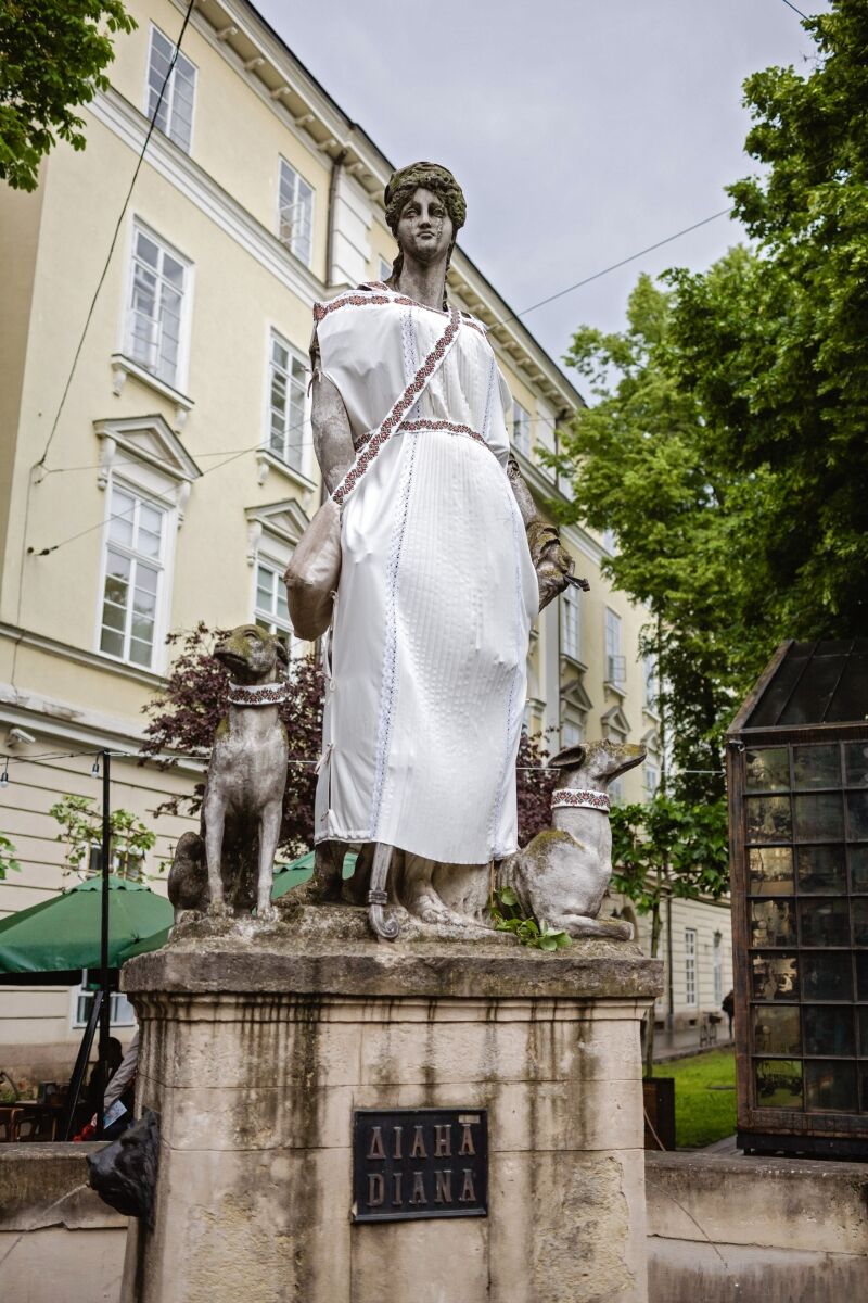 У Львові античні боги і леви одяглися у вишиванки: яскравий фоторепортаж
