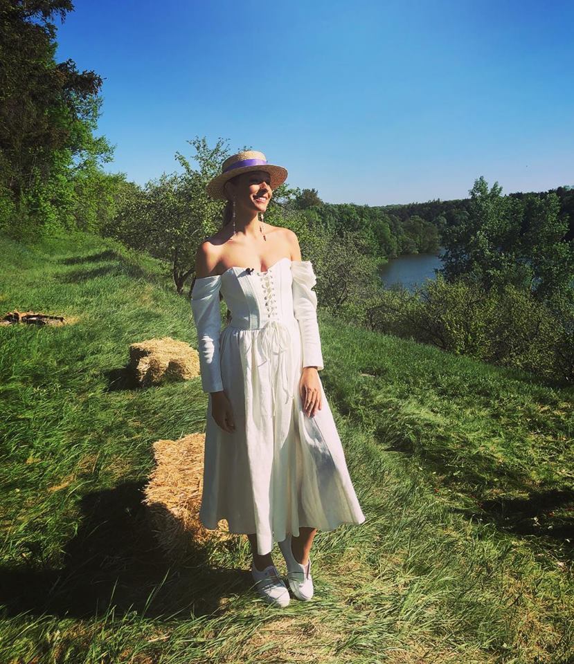 Катя Осадча з'явилася на пікніку у Бабкіних у ніжному платті за 900 доларів