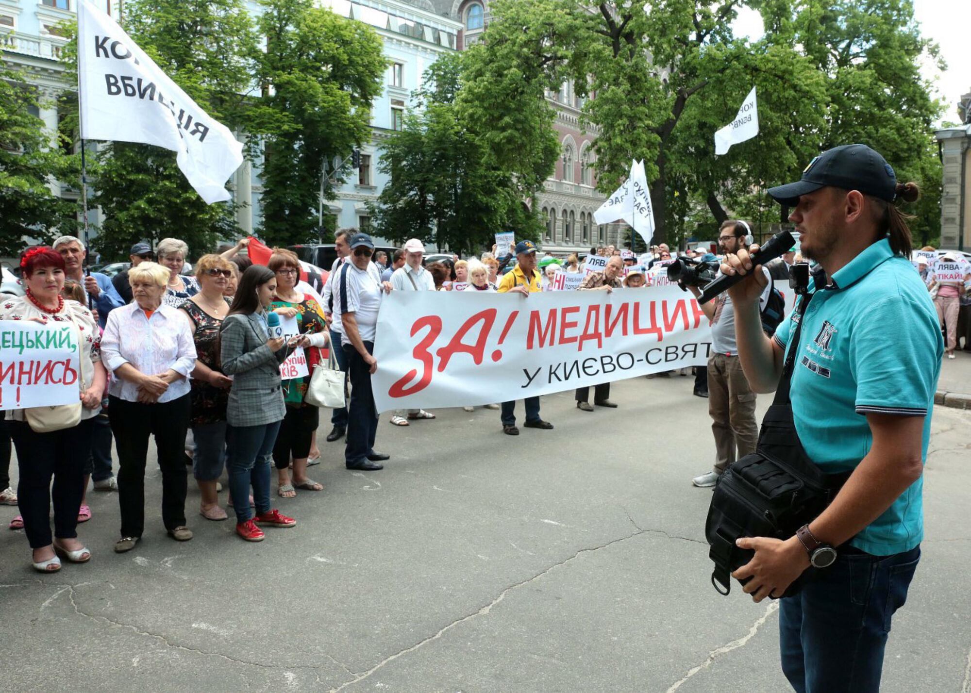 Социалисты принесли гроб под Администрацию президента 
