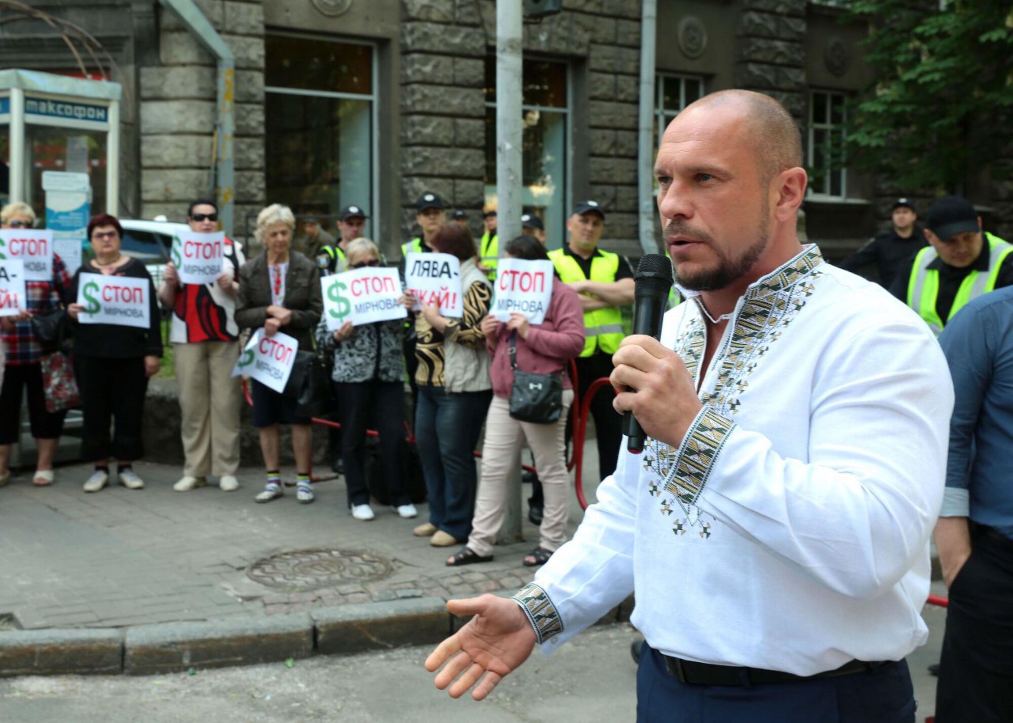 Социалисты принесли гроб под Администрацию президента 