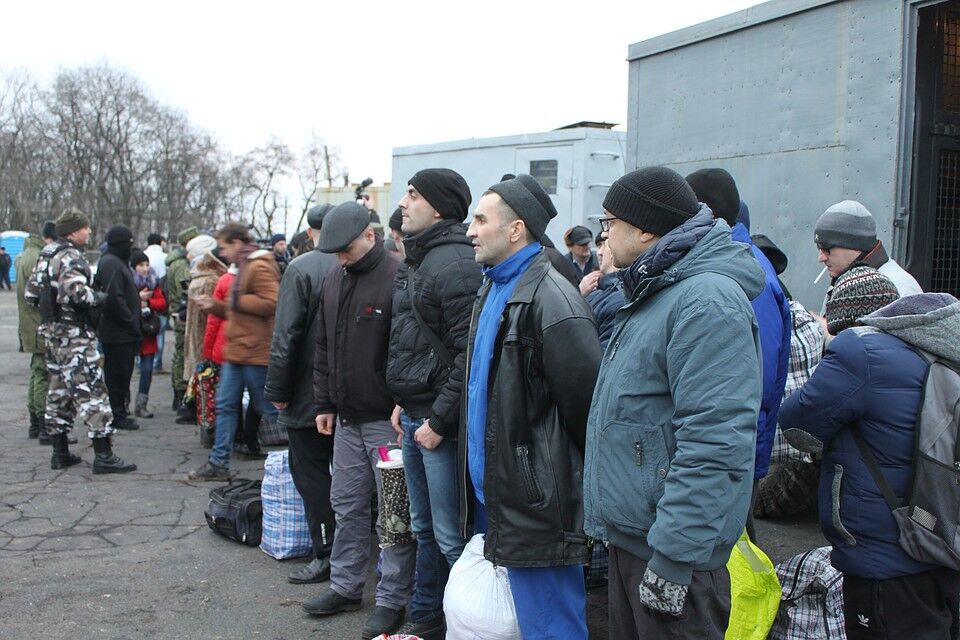 Украинских пленных к месту обмена боевики доставляли автозаками