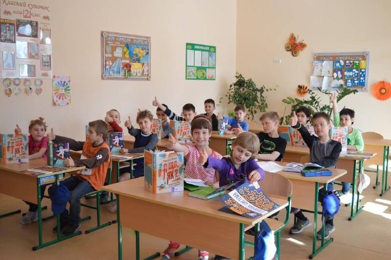 Дети на востоке Украины получили книги Стивена Хокинга