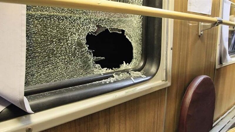 В Запорожье хулиганы бьют окна в движущихся поездах