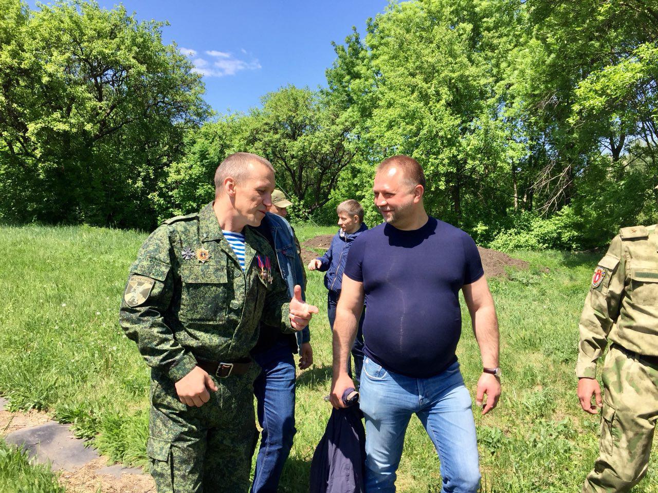 Скоро лопнет: экс-главарь "ДНР" отрастил огромный живот в России. Фотофакт