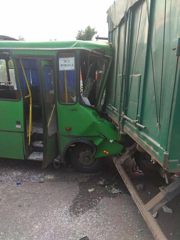 На Днепропетровщине маршрутка протаранила грузовик: ранены 22 человека