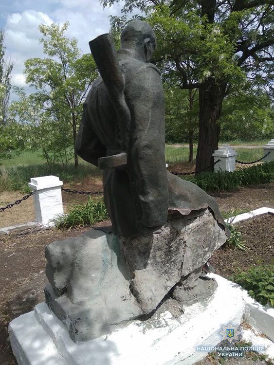 В Запорожской области ради куска меди разобрали памятник погибшим воинам 
