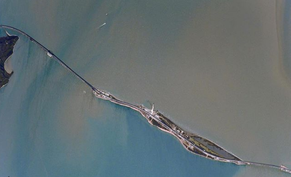 Як облуплена фарба: з'явилися фото Кримського мосту з космосу