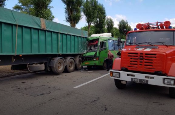 На Дніпропетровщині маршрутка протаранила вантажівку: поранено 22 людини