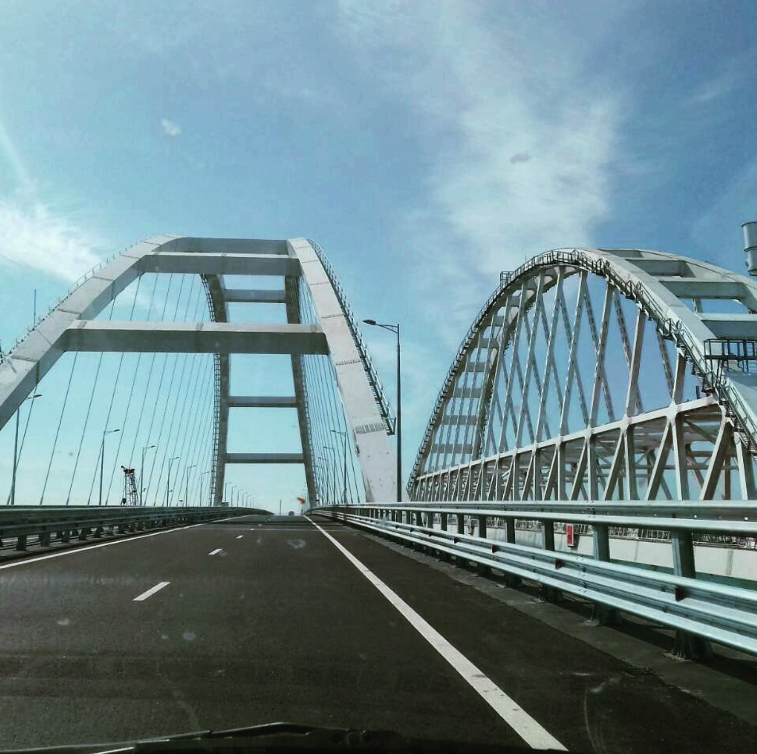 В сети высмеяли пустой Крымский мост. Фотофакт