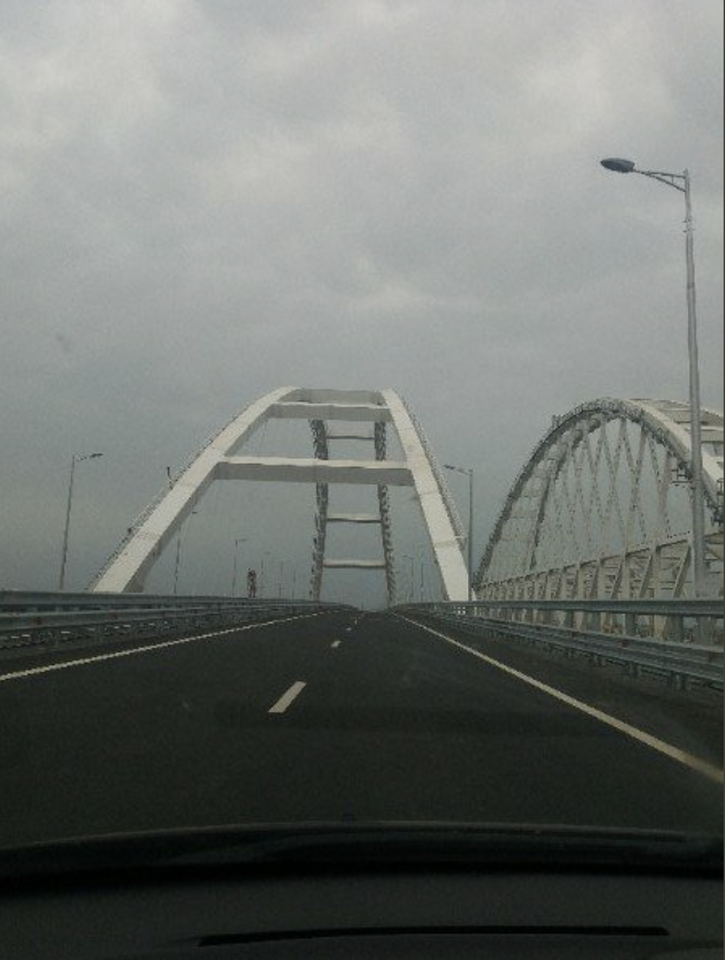 В сети высмеяли пустой Крымский мост. Фотофакт