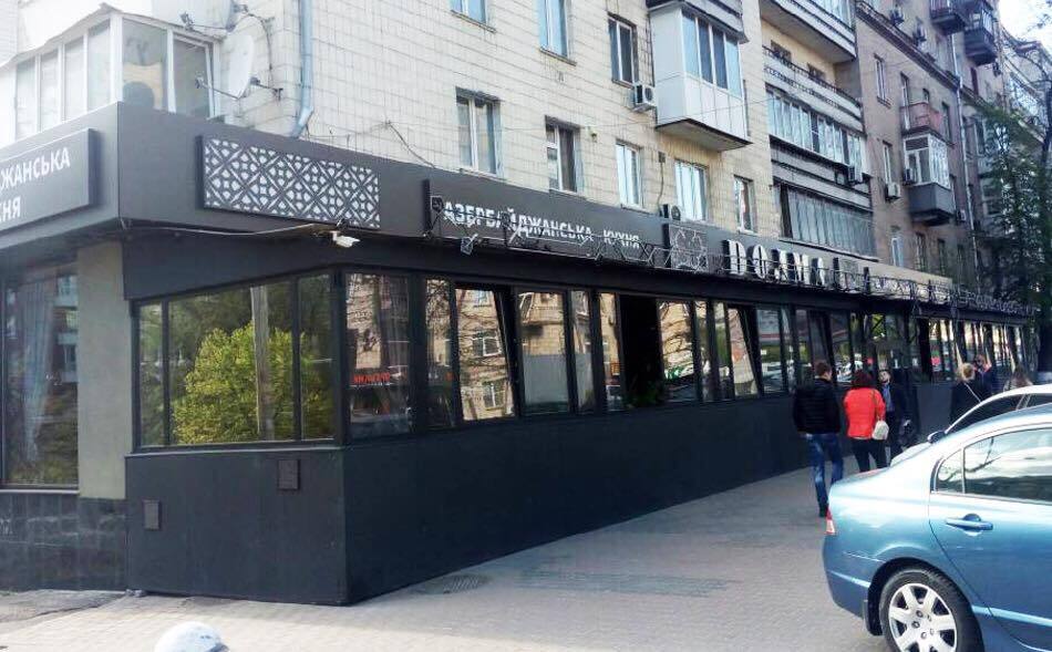 В центре Киева снесли незаконную террасу ресторана