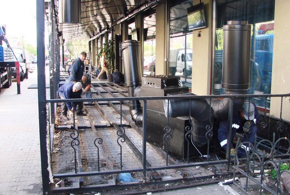 В центре Киева снесли незаконную террасу ресторана