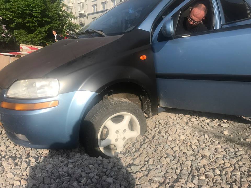 В Киеве авто провалилось в яму на дороге