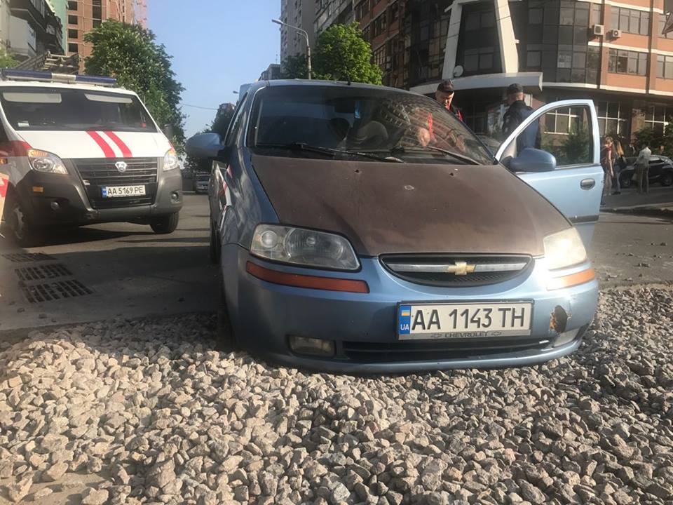 У Києві авто провалилося в яму на дорозі