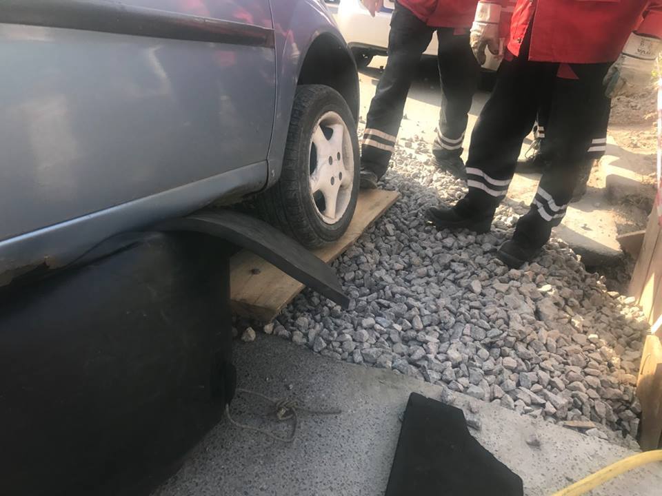 В Киеве авто провалилось в яму на проезжей части: появились фото