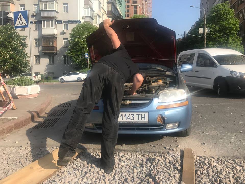 В Киеве авто провалилось в яму на дороге