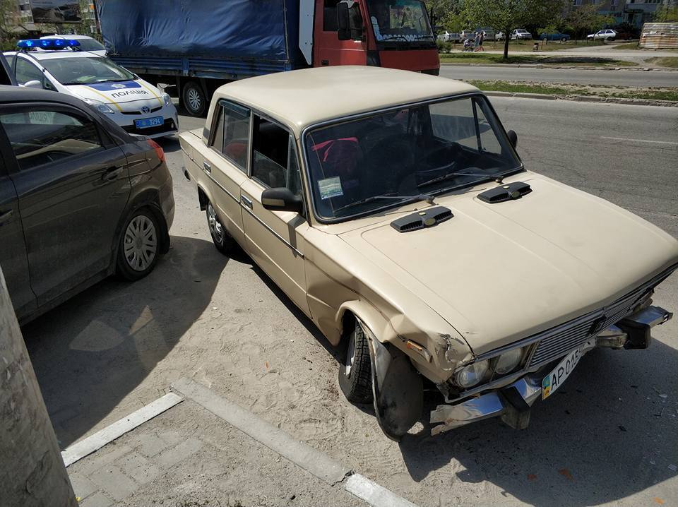 Пьяная женщина на ВАЗе устроила тройное ДТП в Запорожье (ФОТО)