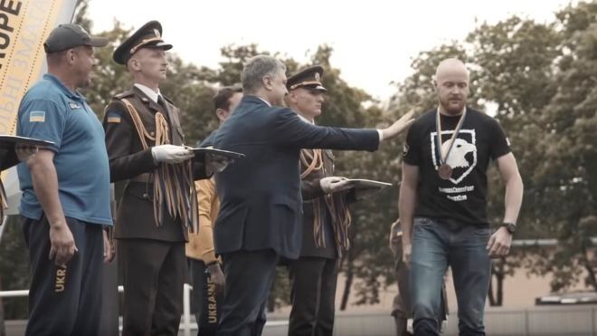 "Азовца", не подавшего руку Порошенко, задержали за беспорядки на футболе