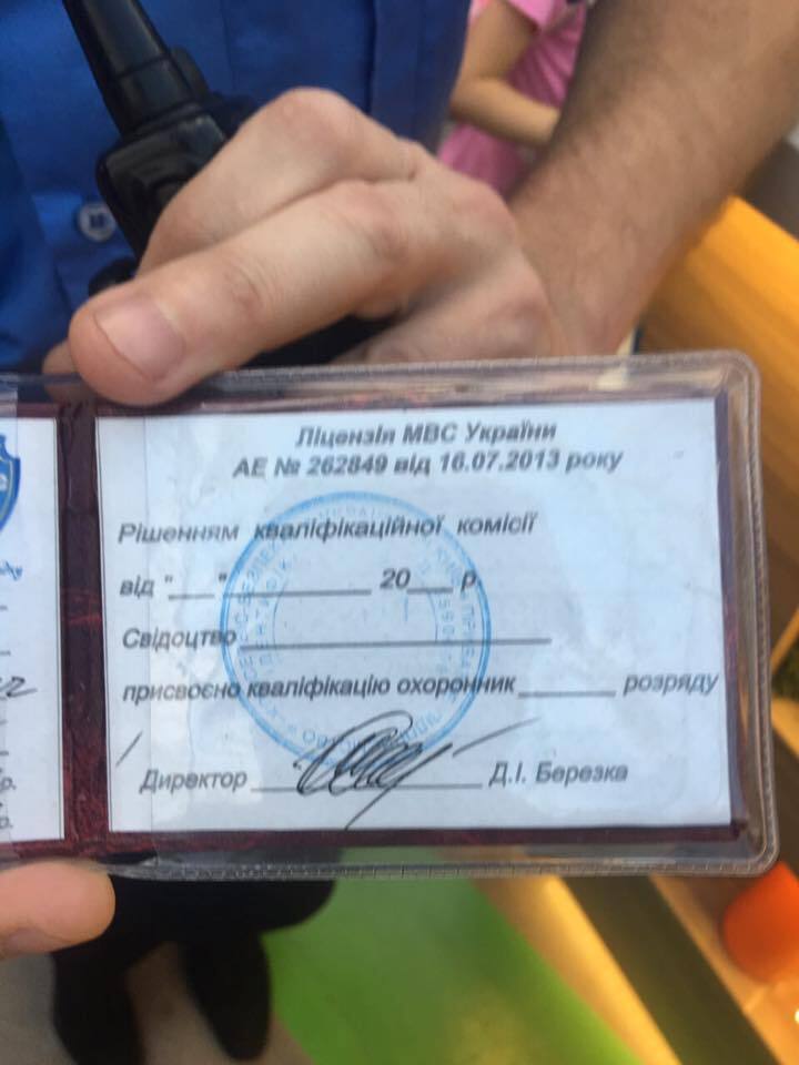 Ругался и бил по печени: в Киеве охранник ТЦ напал на ребенка