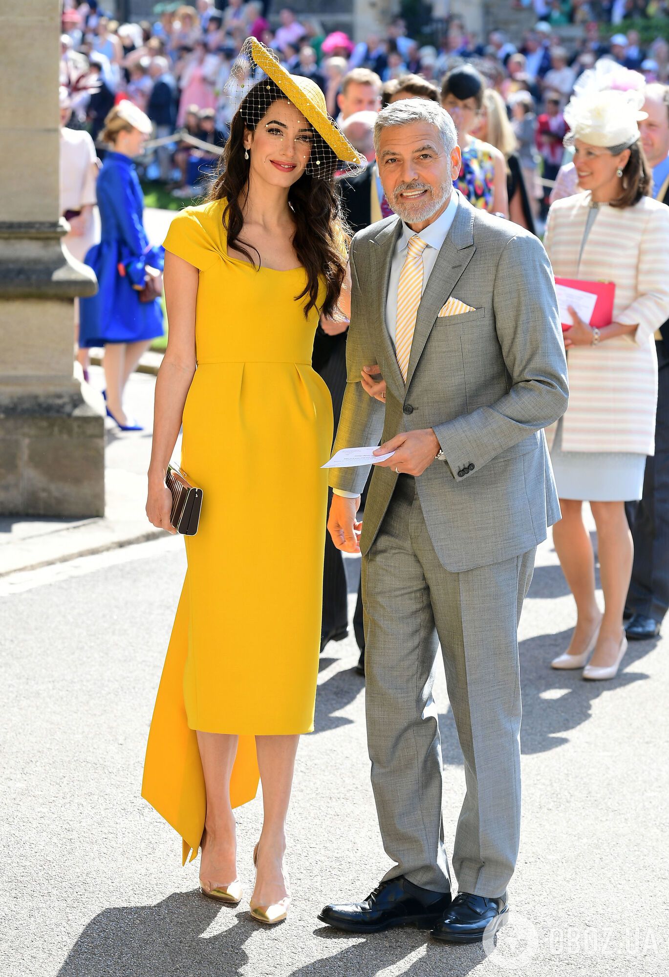 Амаль Клуні з'явилася на весіллі принца Гаррі в яскравому вбранні