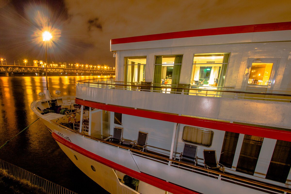 Речной порт Днепра ночью: невероятные фото 