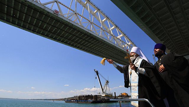 Сеть развеселил обряд на Крымском мосту