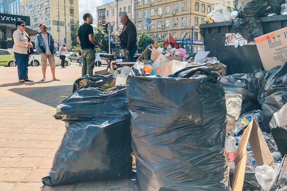 "Ліга зірок" і склад відходів: з'явилися фото безладу в центрі Києва