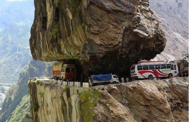 Топ-10 самых опасных дорог мира: захватывающие фото