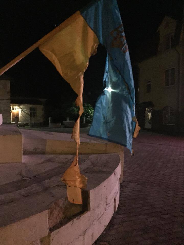 "Хочу жить в России": на Львовщине мужчина сжег флаги Украины