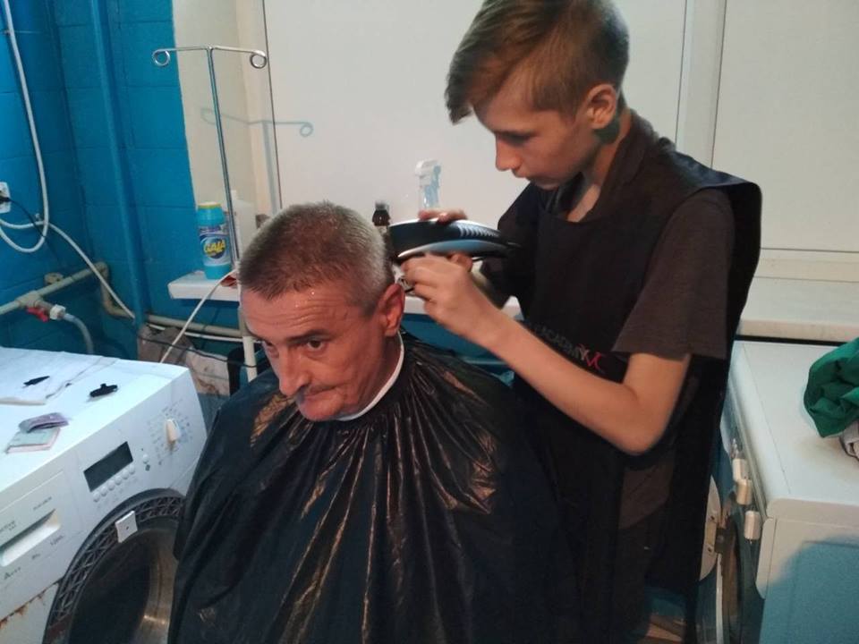 "Поступок на 100%!" Юный парикмахер из Мариуполя растрогал военных 