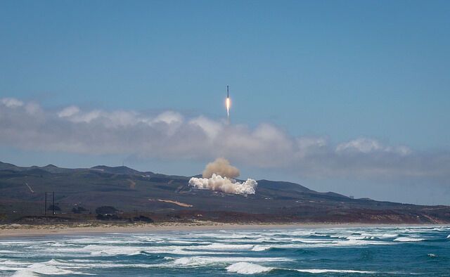 SpaceX запустив 7 супутників відразу: космічні фото і відео