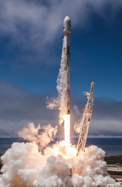 SpaceX запустил 7 спутников сразу: космические фото и видео