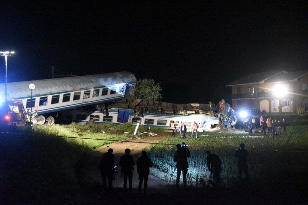 В Италии пассажирский поезд столкнулся с грузовиком: есть погибшие