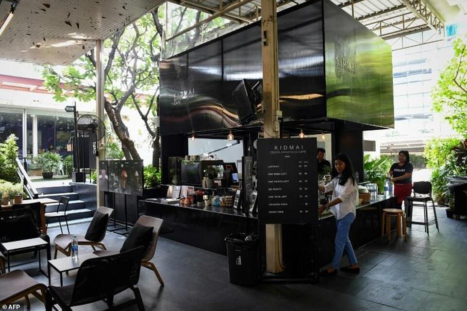 Кафе в Бангкоке загоняет людей в гроб ради скидок: фото