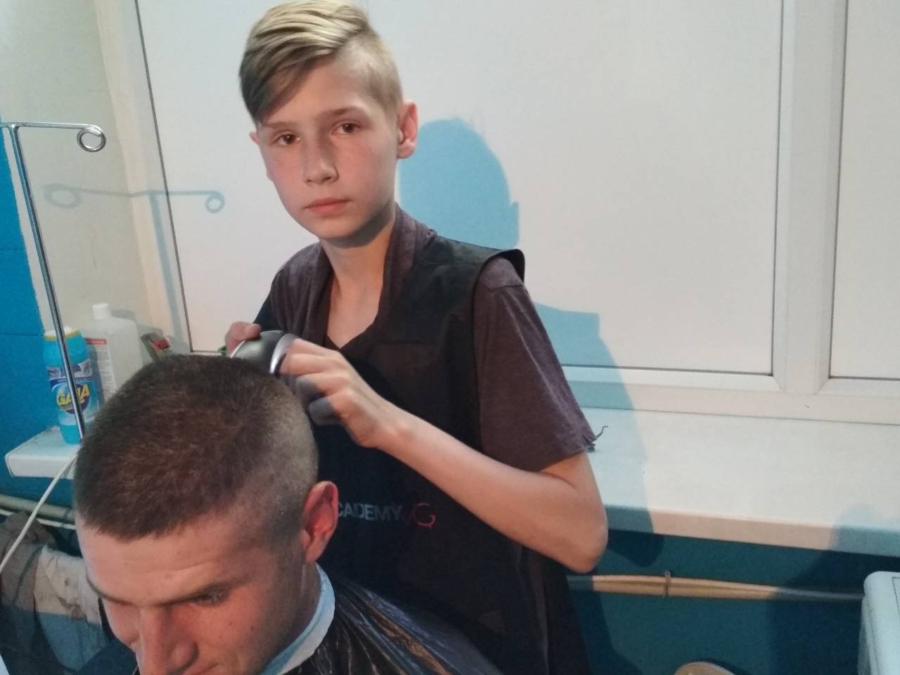 Вразив воїнів та Україну: юний перукар з Маріуполя пояснив свій вчинок