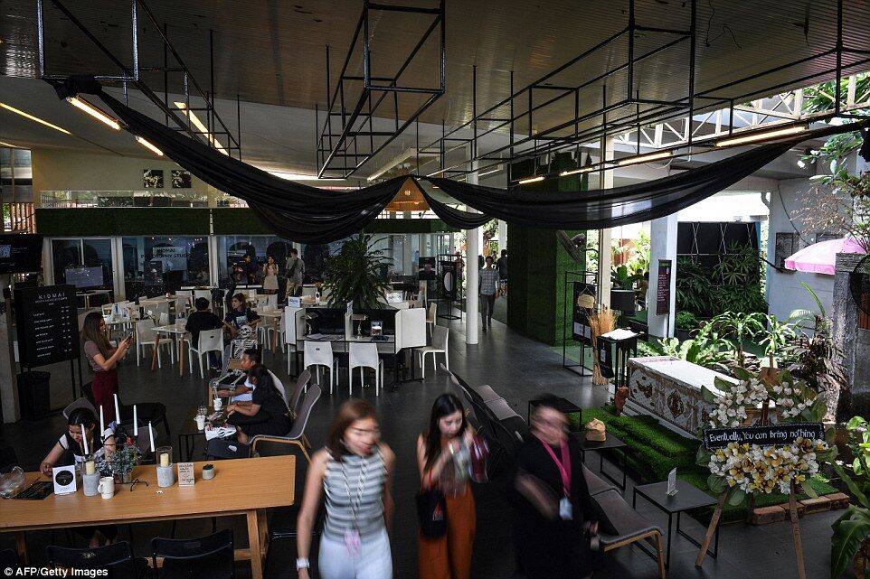Кафе в Бангкоке загоняет людей в гроб ради скидок: фото